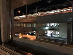 昨日と同じく約20分程で那覇空港に到着です。
当然まだ真っ暗。