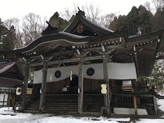 11月23日　戸隠神社の中社へ。
誕生日を過ぎてからおみくじをひいて次の誕生日まで大切にします。
神主さん（？）に年齢を告げると、奥で祝詞をあげて出したくじを袋に入れて下さいます。その一年の言葉として大事に家に持って帰って節目で見ています。なのでここの神社にはおみくじを結ぶということはありません。
今年も吉でした。
調子にのると散在すると書いてあってツレに毎年書かれてるねと言われた（汗）