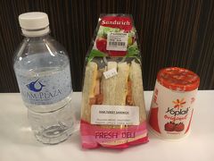 おはようございます！グアム4日目の朝です。
朝食はコンビニで買ったターキー＆トマト＆チーズサンドといちごヨーグルト。ヨーグルトは美味しかったけどサンドイッチはパンが微妙(T-T)かなしい。
この日は朝からイパオビーチでシュノーケリング！サンドイッチを流し込んで、水着に着替えて車に乗り込み、イパオビーチへレッツゴー！