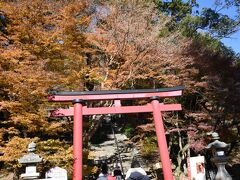 談山神社（だんさんじんじゃ）御祭神は藤原鎌足公とあります。
本殿へはこの鳥居をくぐり階段を登り、本殿へと続きます。


