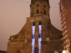 とりあえずホテルに荷物を置いて、旧市街の散策にでかけます。
いたるところでプロジェクションマッピングが行われてた！
これは聖ゲオルギ教会で、窓から水が流れてる的な。
幻想的な音楽も流れてて、最初は「うわー！ すげー！」っつってツレとしばらく見てたんだけど、延々この映像なのね笑
数時間たってもこの状態から変化せずで、なかなかシビれるプロジェクションマッピングでした。