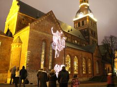 これはリーガ大聖堂のプロジェクションマッピング。
水が流れるやつよりは絵柄に変化があるんだけど、10分ぐらいのを繰り返し映し出しておられました。果たして夜中もやってたんだろうか…。
壮大ではありましたよ。