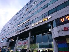 ホテルは梨泰院（イテウォン）にとっていたので、早朝から地下鉄を乗り継いで、東ソウルバスターミナルへ。