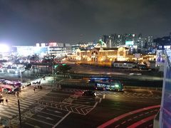 ソウル駅はきれいにライトアップされていた。
ここからホテルまではバスで１本