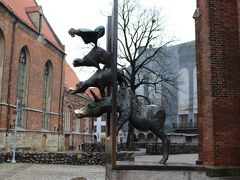 途中でブレーメンの音楽隊発見。
鼻とかがつるつるになってんの笑 かわいい。