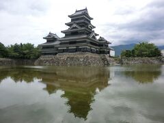 国宝・松本城の天守閣。

豊臣秀吉の家臣であった石川数正.康長父子によって戦国時代末期1593～94年にかけての築造と考えています。
現存する5重6階の木造天守閣としては日本最古だそうです。