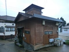 上寺湯。
麻釜から引湯した歴史の古い外湯です。
泉質は、含石膏-食塩.硫黄泉。
火傷.切り傷.おできあとによく効くといわれ、他にも痔核.糖尿病などにも麻釜と同じ効能を持っているそうです。

13湯すべてに入ると湯あたりしそうなので、ここは外から眺めるだけにしておきましょう。