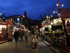 一旦ホテルに帰ったりしながら、再び旧市街へ。
リーヴ広場にてクリスマスマーケットが開催されてた。
まだまだ本番じゃない感じなのかな。ともかくそんなに盛り上がっている印象ではなかったなー。
リガのクリスマスマーケットはイイって書いているのを見たので期待していたのだけれど、訪れるのなら12月とかが良いのかもしれない。