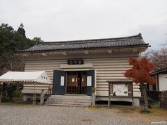 己高閣（ここうかく）

かつて己高山（こたかみやま）にあった鶏足寺などの寺々は火災で焼失しましたが、災難から逃れた仏像や書物を納めるため、昭和３８年に建てられた滋賀県最初の文化財収蔵庫です。
その中には、鶏足寺の本尊であった十一面観音立像（重文）、法華寺の薬師如来立像、不動明王、毘沙門天ほか２０体ほどの仏像が安置されています。

この後ろには世代閣（よしろかく）があります。（写真は省略）
世代山戸岩寺の薬師如来像立像（重文）、乾漆十二神将立像３体（重文）、魚籃観音はじめ多くの仏像仏画や古文書類、お市の方が奉納したと伝わる屏風などが納められています。

己高閣・世代閣の拝観は、鶏足寺・石道寺紅葉散策協力券を持っていると300円（通常500円）になります。