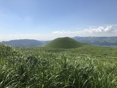 途中、不思議な塚山が見えました。
後で調べてみたら、米塚という有名な山だそうです。
ここも地震で亀裂が入ったそうですが、夏草に覆われてきれいなフォルムを取り戻していました。