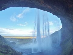 10時半ころ、“裏側から見られる”ことで有名な滝≪Seljalandsfoss Waterfall≫に。びしょ濡れになります！

ここから歩いて5分ほどのところにもう一つ滝があるというので行ってみることに。