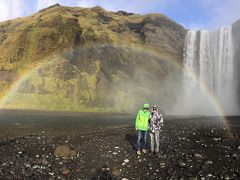 12時半、ここも観光客の多い≪Skogafoss Waterfall≫ また水しぶき。滝巡りはレインコート必須です。
