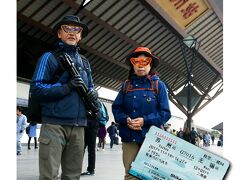 地下鉄に乗って、蘇州駅にやってきました。
無錫までのチケット19.5元（約330円）を購入。
交通費が安くて助かりますが、乗るまでの時間が掛かります。
これから改札前の手荷物検査に並びます。
パスポートも必要です。