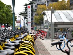 地下鉄の清名橋駅。
レンタル自転車が整理されて並んでいます。
ゆっくり町を見ながら歩いて清名橋へ行きます。