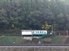 打井川駅（うついがわえき）：高知県高岡郡四万十町打井川
四国旅客鉄道（JR四国）予土線（よどせん）の駅で国道381号線から
四万十川を挟んで写す。
とても、いい風景です。



