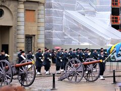 衛兵の交替式に間に合いました。
スウェーデン王国軍の現役の兵士さんが
セレモニーではなく任務として行ってます。
小雨降る中、どこから集まったのか
すごいギャラリー。人×人×人～。