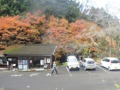 まずやって来たのは熊野磨崖仏の駐車場。
アドバイス通り最後の離合不能の狭い道を通り抜けて、一番上の駐車場まできた。