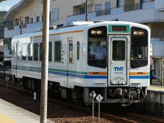 三ヶ日駅に到着する天竜浜名湖鉄道。１両編成のかわいらしいローカル線です。