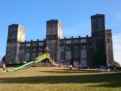 公園の外れに、元競馬場の一等観覧席の遺構が建っておりました。