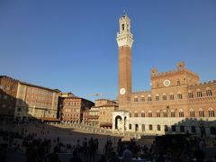 Piazza de Campo カンポ広場

「世界一美しい広場」と称される広場
異議なし！

日陰の細い道から一歩、また一歩進むごとに貝殻型の広場が開けていく、感動的なアプローチ・ビュー

真っ青な空をバックに、すっと背筋を正して歌い上げる様に聳えるマンジャの塔

写真で何度も見てきたけど、この飛翔感、澄み渡る空気感、写真の100倍美しい！
後ろからやって来る人来る人、感嘆の声をあげる。だよねだよね～