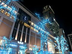 札幌駅南口にて。
ＪＲタワーとステラプレイスもイルミネーションで華やかになっていました。
シバレる真冬日、空気がとても冷たい。
札幌の街は、ほとんど雪がありません。