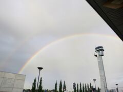 空港着きました。
いい感じで虹が出てる。