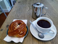 Drop Coffeeでお茶。
シナモンロールをコーヒーとともに。
