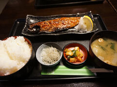 ●朝食＠市場の厨房

日替わりにしました。
さばのみりん干しです。
900円なり～。
ご飯、大盛りにしてもらいました。
市場で頂く魚は格別！
ご飯が進む君でした(笑)。
ごちそうさまでした！
