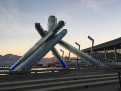 ちょっと飛んでしまうのですが、YaleTownの駅から一旦WaterFrontへSkyTrainにのって出ました。友達は空港で一日パスを買ってきてもらったので、SkyTrainは乗り降り自由です。オリンピックの聖火を見に。実は見たことがなかったｗ
聖火台のある北側のウォーターフロントは北側の山々がすごくきれいなので、夕方には夕焼けが映えてきれいです。夜景もきれいなので、日が暮れていく様子を見に行くのもよいと思います。スタンレーパークや、水上飛行機の駐機場もあって、見ていて面白いです。