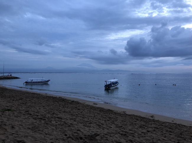 バリ滞在最終日の朝です(ﾉД`)<br /><br />サヌールの海岸から、今日もアグン山がうっすらと見えます。