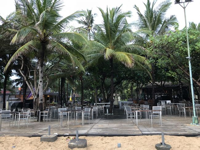 毎朝、サヌールビーチをお散歩しました。<br /><br />どんより曇っていたけど、晴れてて朝日が見れれば最高なんでしょうね。