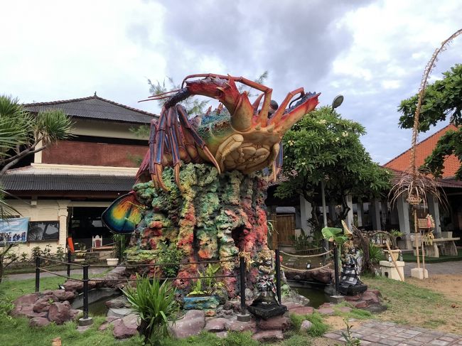 「Segara the Seaside Bar and Restaurant 」の前にはド派手なロブスターの像。<br /><br />セガラの北側にある、サヌールビーチマーケット内のランドリー屋さんを下見してから、朝食をとりに戻りました。