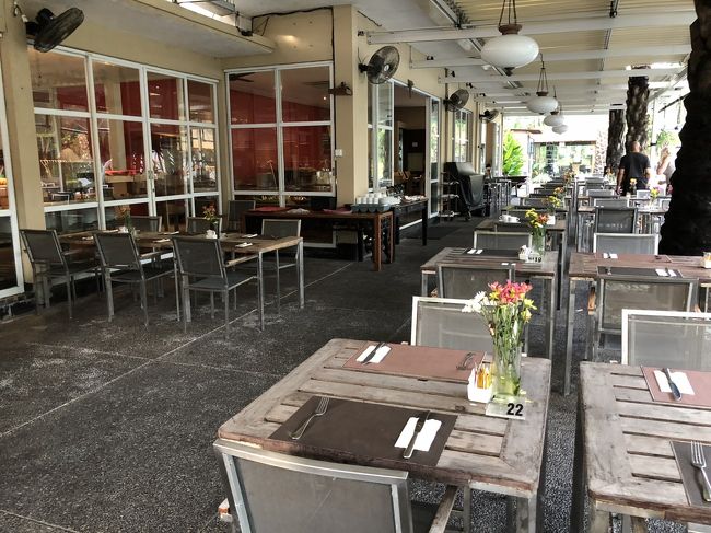 プール脇の「La Pirate」<br /><br />今日は３番目です。