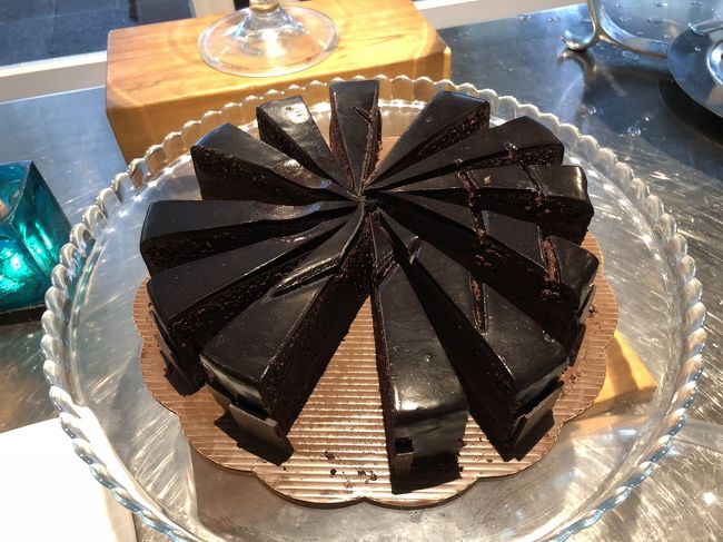 このチョコレートケーキ、美味しそうでしょー！？<br />朝からチョコレートケーキ、甘党＆チョコ好きの私は全然平気です。<br /><br />ですがね、ちょっと期待外れでした。。<br />周りにコーティングされているチョコレートが、ガナッシュだと思ってたのにゼラチン(!?)のようなもので固められていた感じで、、、･゜゜･.(/□＼*).･゜゜･