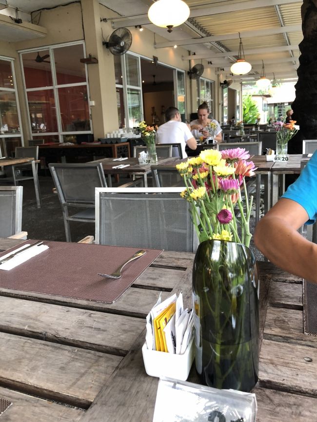 と、内容はいたって普通。<br /><br />ざっと一通り見て、この後ナシアヤムを食べたいと思っていたので、<br />セガラの朝食は腹５分目程にしておくことに。。。