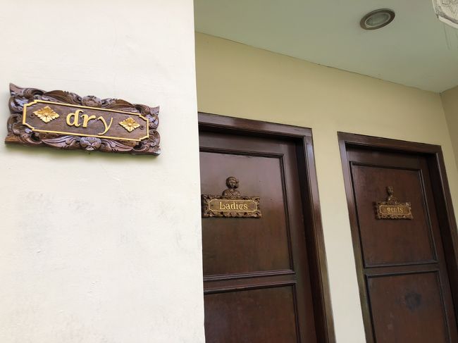 トイレに行きたいー<br />と辺りを見渡しトイレを見つけました。<br />dryの人用とwetの人用と分かれている、小さいことだけど大事です。