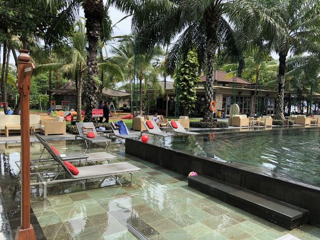 一旦部屋に戻ってまたグダグダ用グッズを持って<br />ビーチベッドへ