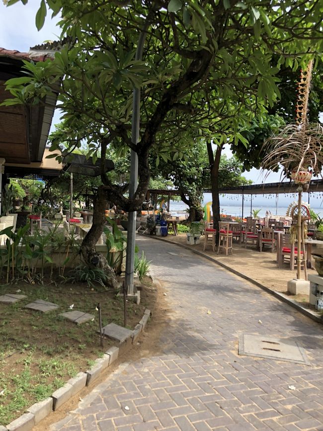 セガラを出てビーチ沿いを北へ