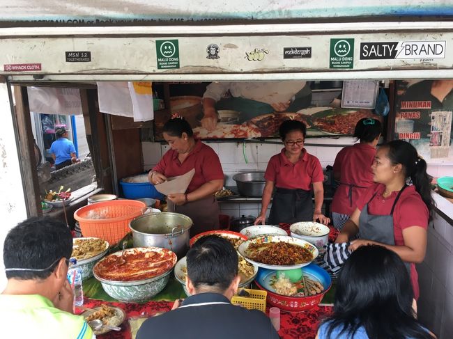 せっかくセガラに泊っていて、歩いていける距離に人気のナシアヤム屋さんがあるということで、こちらでブンクスしてもらうことにしました。