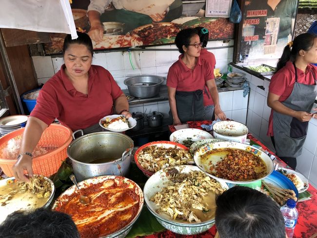 ブンクスして行ってしまう人もたくさんいましたが、その場で食べてる人達も結構いました。<br /><br />あれま、おかず少なくなってきてますよ、ほんとに。<br />１人前25kでした。