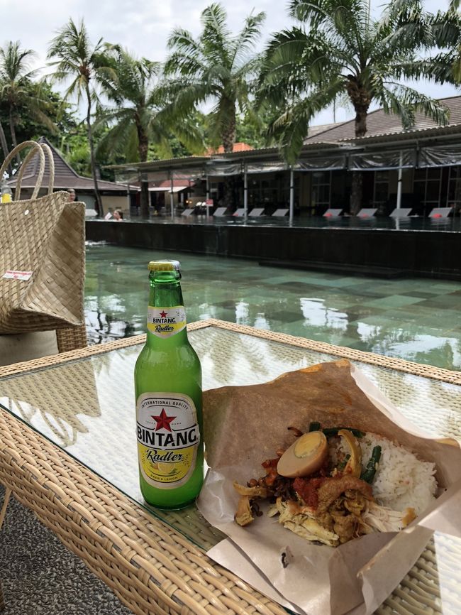 ナシアヤム屋さんの隣のコンビニでビールを買いたし、<br />セガラに戻ってきて今度はソファ席に陣取ります。<br /><br />ビンタンとナシアヤム食べてぐだぐだmaxxxxx<br />タンジュンサリの雰囲気バツグンなビーチバーも素敵ですが、<br />広くてのんびりとしたセガラの、プール脇のソファ席も中々なもんです。