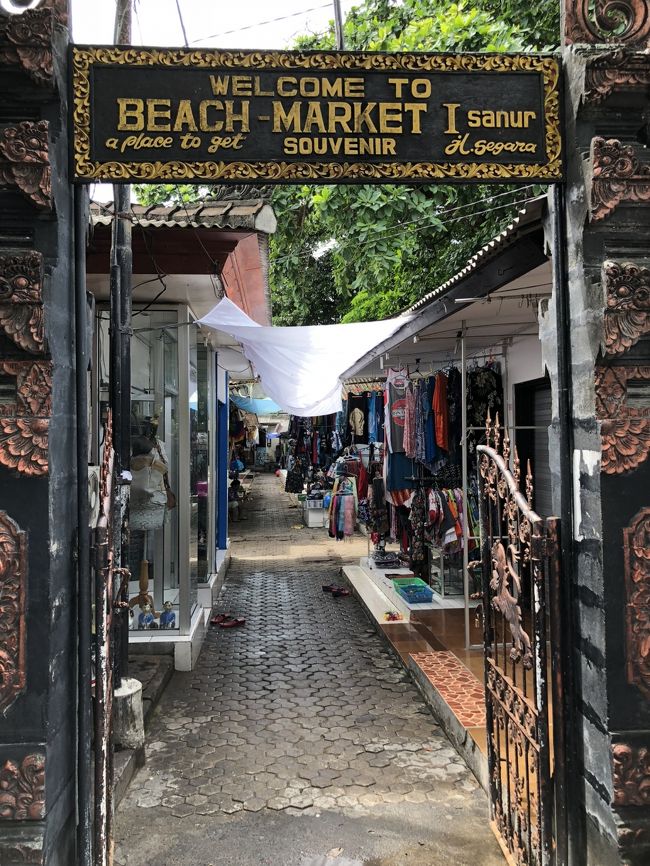 このサヌールビーチマーケット内のお土産屋さんで、娘用のワンピースを買いました。<br />もちろん値段交渉必須です。