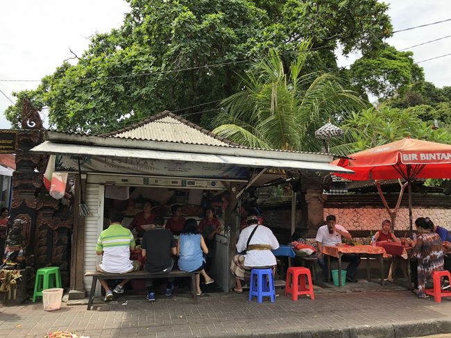 Jl.Segara Ayuに出てすぐのナシアヤム屋さん<br />『Nasi Ayam Men Weti』<br />朝はローカルの方達で激混みで、１０時～１１時くらいが比較的すいてるらしいという情報を、どこからか仕入れていました。<br />でもお昼には終わってしまうとも。