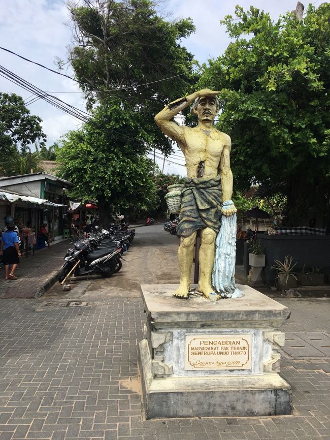 Jl.Segara Ayuとの交差点(というか終点)にあるおじさん像