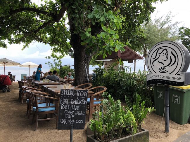 そろそろまたお散歩に出掛けますかー<br />ということで、今度はセガラを出てビーチ沿いを南下。<br /><br />この『Luhtu's Coffee Shop』も入ってみたいカフェの一つ。<br />こういう椅子が好きです。