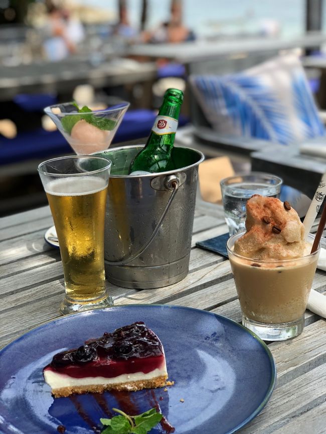 主人はバリハイ(35k)とグァヴァのソルベ(25k)<br />ソルベなんて、しゃれおつですね、シャーベットでしょ。<br /><br />私はThe Soul フラペチーノ(40k)とブルーベリーチーズケーキ(55k)<br />フラペチーノは、長居するにはもってこいです、<br />時間をかけてゆっくり溶けてくれますから。<br />トッピングのコーヒー豆も苦味があってgood。<br />そしてこのチーズケーキがとろけるようで美味しい(ノ≧∇≦)ノ<br />ブルーベリーの濃厚なソースも…最高です。