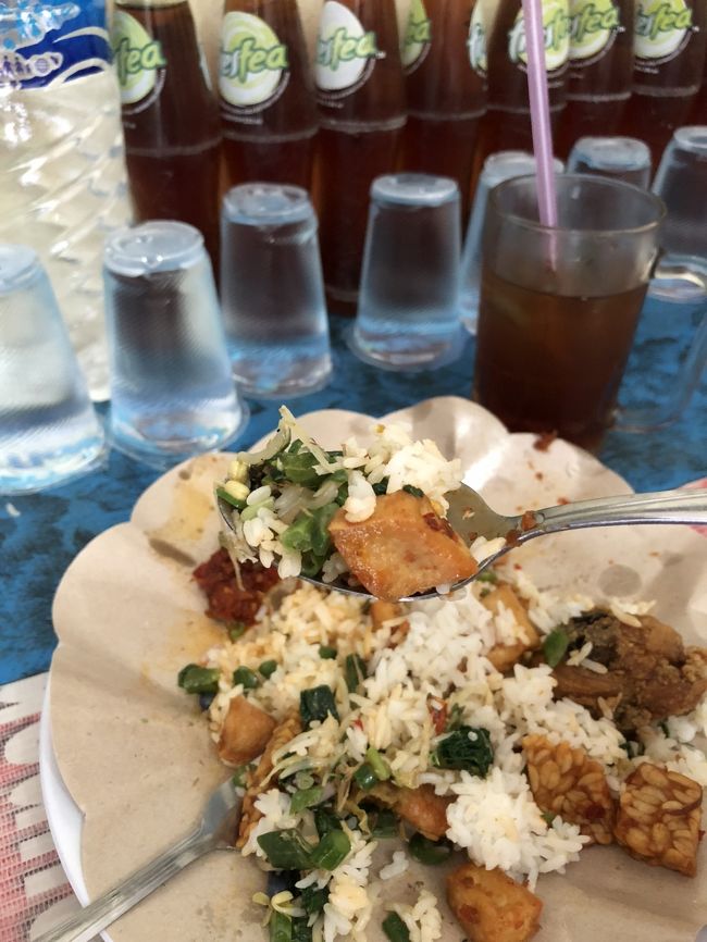 ほれほれ、テンペゴレンもカリカリでうんまいぞ。<br /><br />。。。<br />行くたびに値上がりしてるのは仕方ないんです。<br />ナシチャン＋エス・テで一人Rp17,500