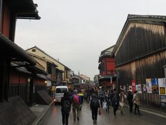 雨が少し降っていて、いつもより着物姿が少ない。