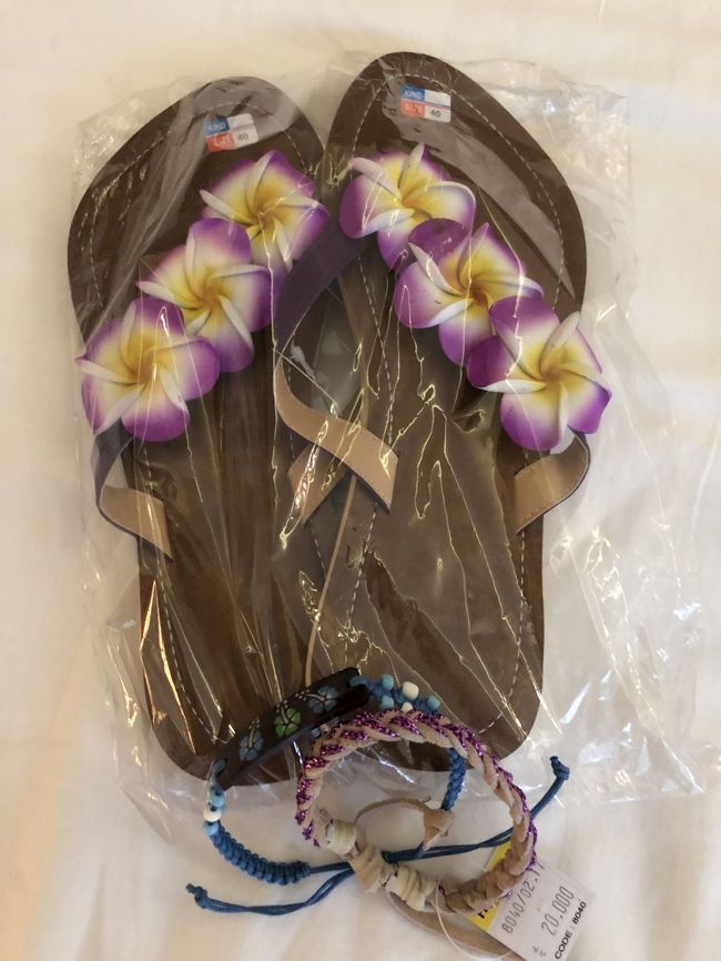 ずっと履いてたサンダルがよれよれになってきたので<br />2階でこれを買いました(Rp20,900)<br /><br />ブレスレットは左15k、右20k