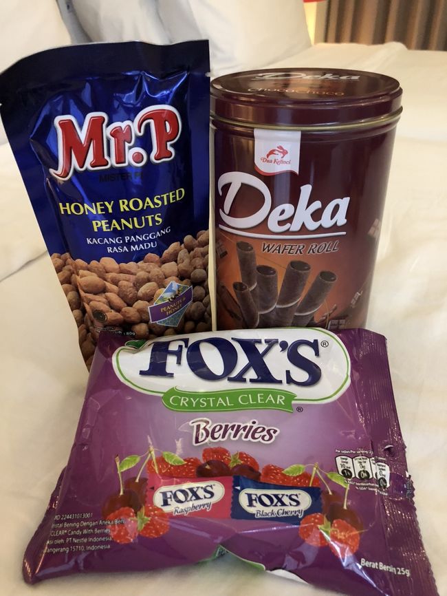 じぃじの大好きなMr.Pのハニーロースト味(12.89k)<br />Deka ワッフルチョコロール(37.89k)<br />子ども達の好きなベリー系のグミ(6.69k)←かなり量が入ってる